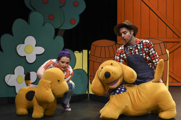 Puppeteers Enya Daly and Christopher Vernon keep preschoolers entertained in Spot.