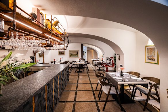 Dentro do restaurante e bar.