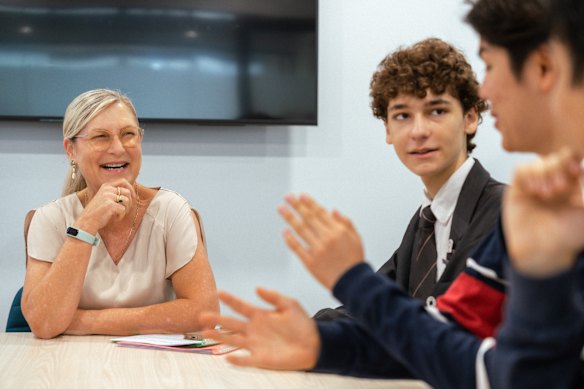 A diretora do QASMT, Kath Kayrooz, o capitão da escola de 2026, Charlie Tarre-Sancier, e o graduado de 2025, Aaron Wei (à direita). 