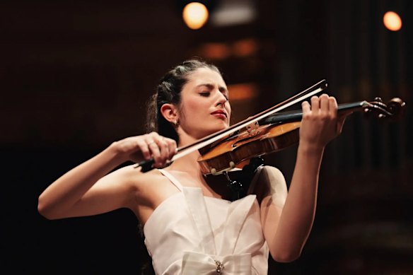 Maria Duenas conjured a tone of silvery expressiveness.