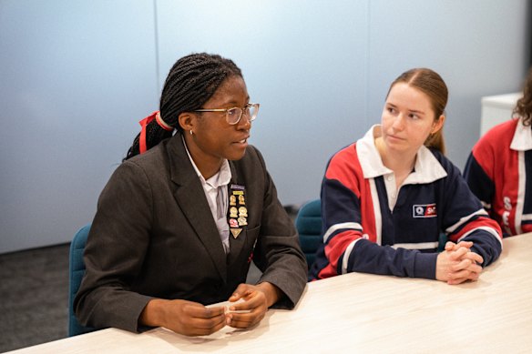 Capitão da escola QASMT 2026 Jemimah Agada (à esquerda) e capitão da escola 2025 Jess Swift.