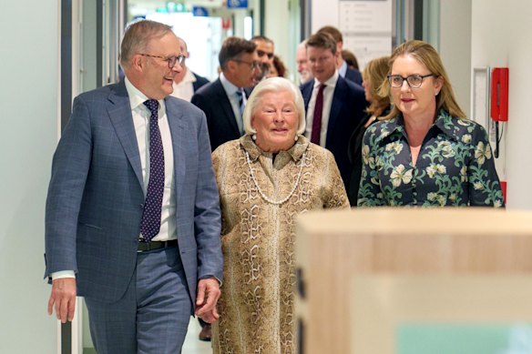 O Primeiro Ministro Anthony Albanese, Paula Fox e a Primeira Ministra Jacinta Allan na inauguração em 2024 do Centro Paula Fox de Câncer e Melanoma.