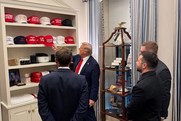 Trump muestra al presidente francés Emanuel Macron, a la izquierda, el volumen Celnessky, OK y su colección de su sombrero MAGA.