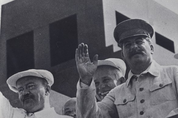 Sovyet liderleri Vyacheslav Molotov, Nikita Kruschev ve Joseph Stalin 1934'te. 