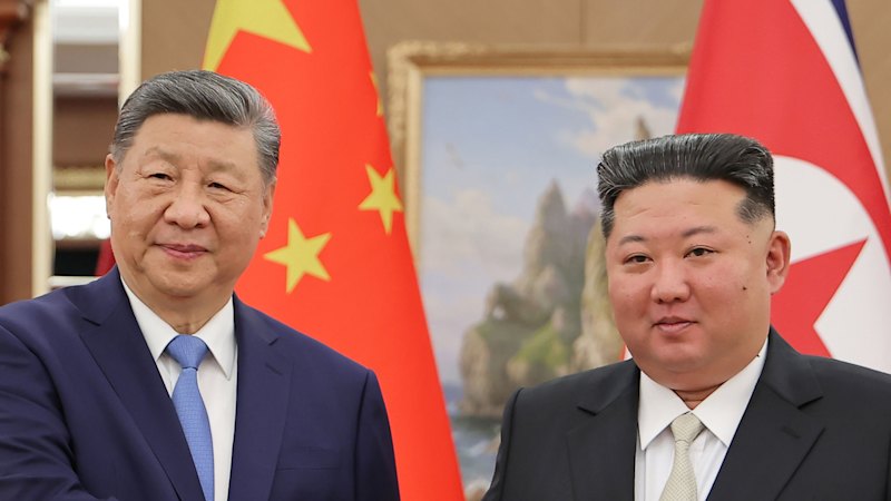 Xi Jinping is feted in Pyongyang as Kim Jong-un swivels to M