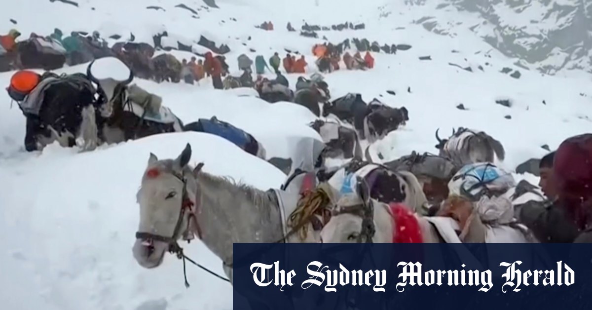 Hundreds of trekkers stranded near eastern face in Tibet