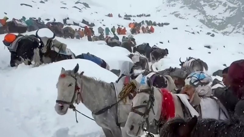 Blizzard traps hundreds of hikers on Mount Everest