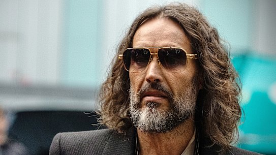 Russell Brand arriva mercoledì alla Southwark Crown Court per il processo.