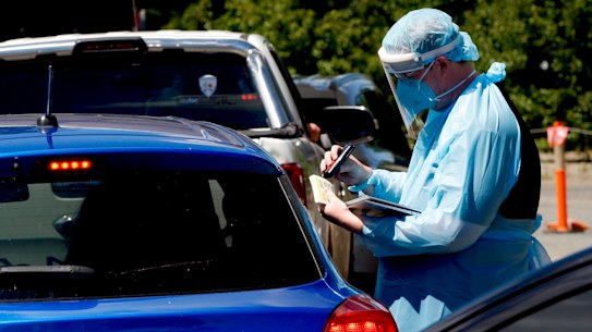 Motorists queue at the COVID-19 drive-through testing clinic on Mulgoa Road, Penrith on Thursday.