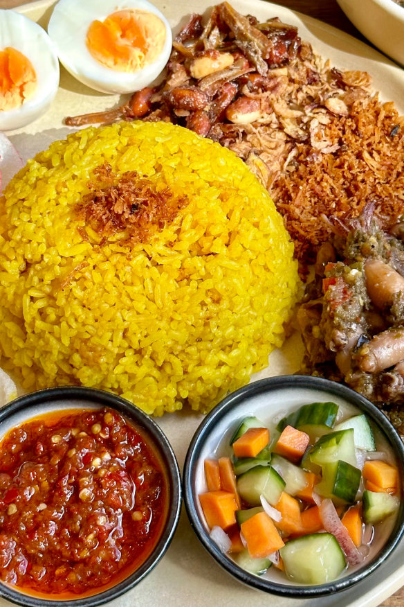 Nasi kuning manado.