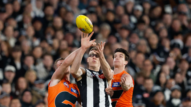 Masox Cox reaches for a mark against the Giants.