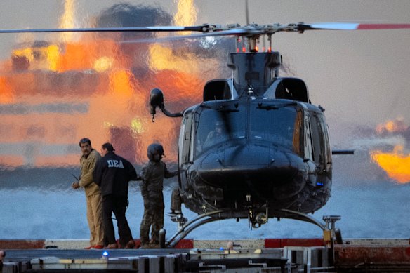 Il deposto presidente venezuelano Nicolás Maduro viene scortato giù da un elicottero in rotta verso una cella di detenzione federale a New York. 