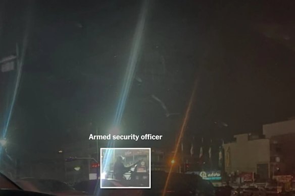 Um oficial de segurança armado sentado em cima de um veículo no bairro de Sadeghiyeh, em Teerã.