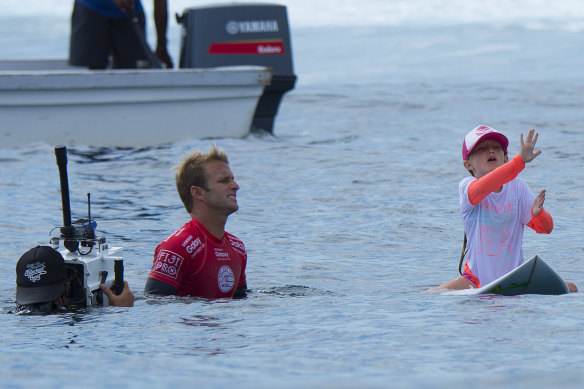 Sierra Kerr, age 10, caddying for her dad Josh Kerr during the 2017 Fiji Pro.