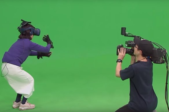 Jang Ji-sung, a mother of four, dons a virtual reality headset.