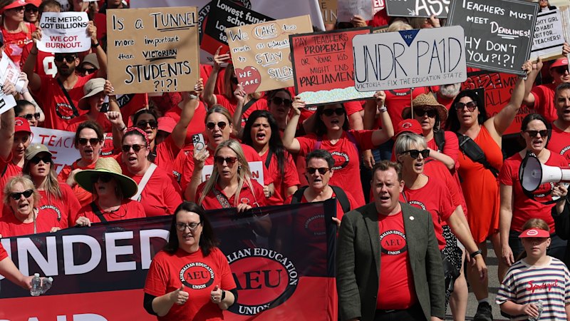 ‘No mood to settle’: Labor offers revised pay deal to head off teacher strike