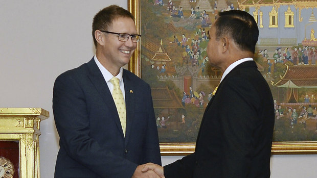 Richard Harris shakes hands with Thailand's Prime Minister Prayuth Chan-ocha after receiving the Member of the Most Admirable Order of the Direkgunabhorn.
