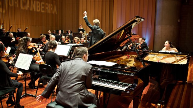 Leonard Weiss conducts the Canberra Youth Orchestra in 2016.