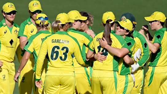Australia celebrate victory in their series against New Zealand, bringing their win streak to a record-equalling 21.