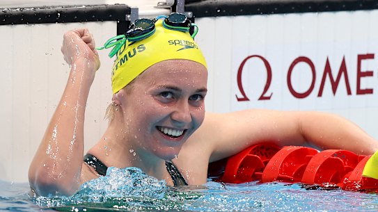 Ariarne Titmus celebrates after winning gold.