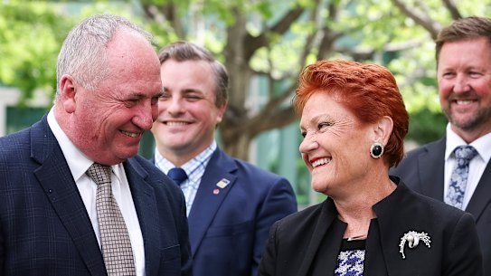 Hanson, com o recruta do One Nation, Barnaby Joyce, na semana passada, diz que sua intenção é formar um governo.