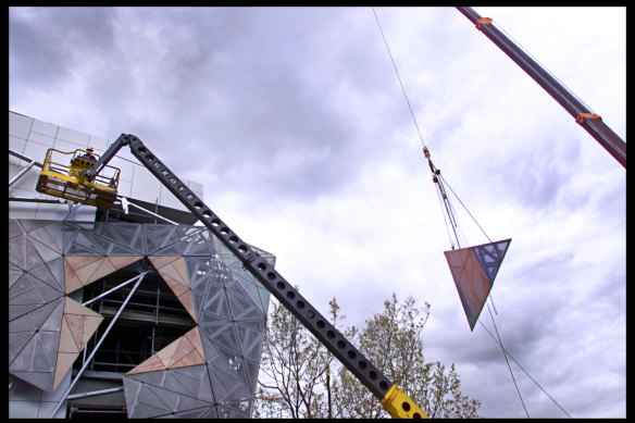 Installation of the final panel of the Federation Square facade 17 September, 2002.
