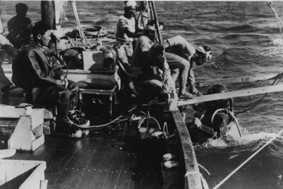 Pearling crew off 80 Mile Beach, Broome, WA, on March 27, 1942.