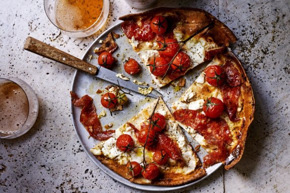 Fast four-ingredient pizza with sopressa and tomato.