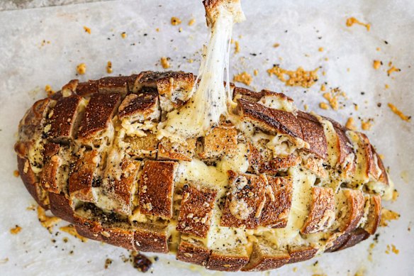 Step aside garlic bread, hello cacio e pepe pull-apart.