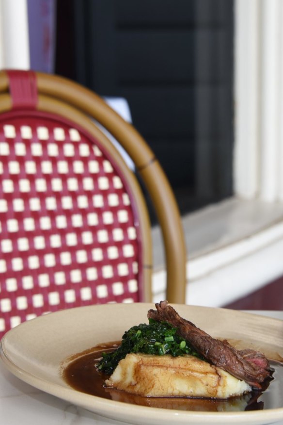 Dine al fresco.