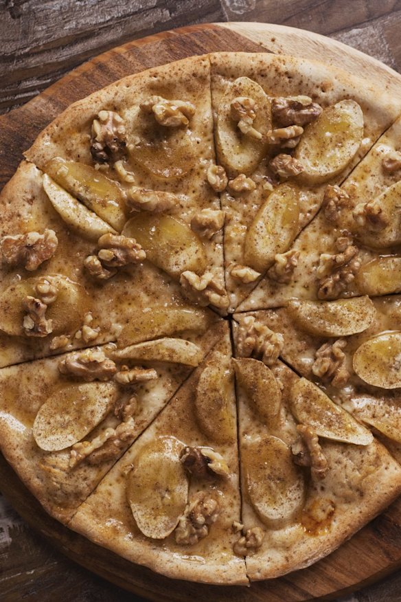 Banana and honey dessert pizza. 
