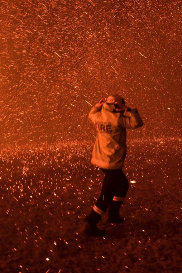 Nick Moir’s photo from the Green
Wattle Creek fire in December 2019. “The more I train, the more I realise how little I knew,” says the trainee firey.