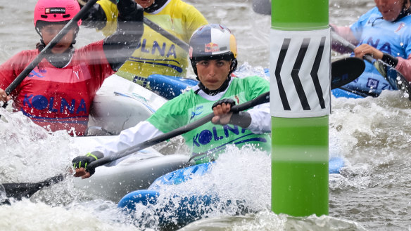 Jessica Fox leads the way in the kayak cross semi-finals in Poland.