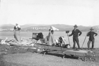 Sister Hilda Samsing (left) and Alice Kitching with convalescent Australian soldiers on Lemnos. 