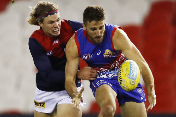 Jayden Hunt follows Marcus Bontempelli to the ball.