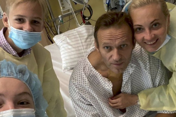 Alexei Navalny with wife Yulia and two children in a hospital in Berlin.