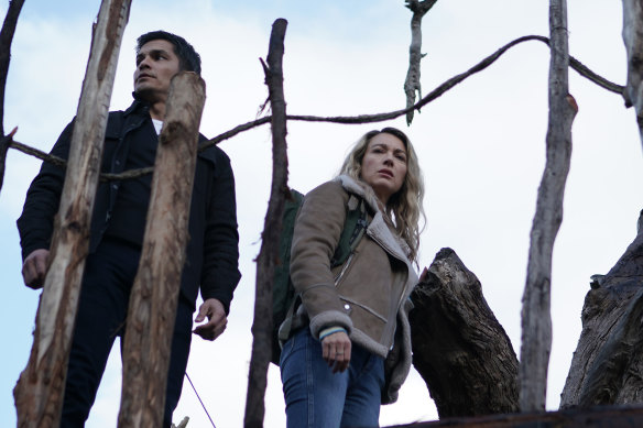 Levi (Nicholas Gonzalez) and Eve find evidence of human habitation.