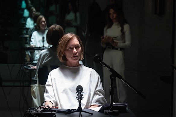 La sombría “Sinatra” (Julianne Nicholson) con su psiquiatra personal Gabriela Torabi (Sarah Shahi) de fondo. 