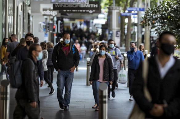 Pedestrians walk along Bourke Street on Melbourne's first post-lockdown weekend. Victoria led the country on financial and mental distress at the end of its 15-week lockdown.