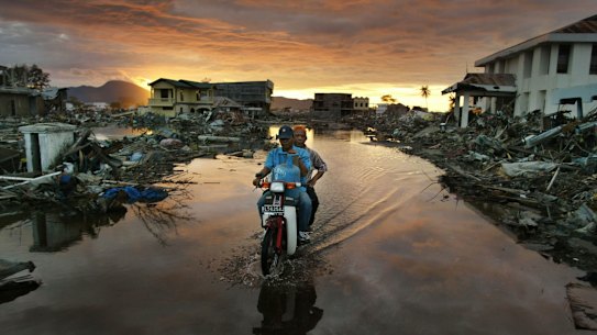 One month after the tsunami – on Jaunary 30, 2005 – more than 1000 bodies a day were recovered from the ruins of Banda Aceh.