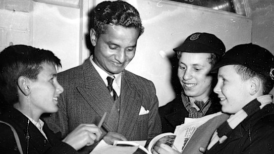 Hazare with fans in Britain in 1952.