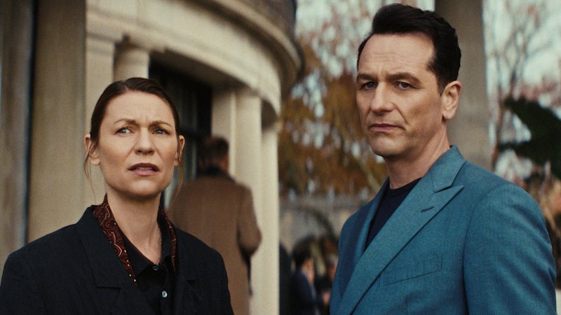 Claire Danes in Matthew Rhys blestita v napetem trilerju Netflixa 'The Beast in Me'