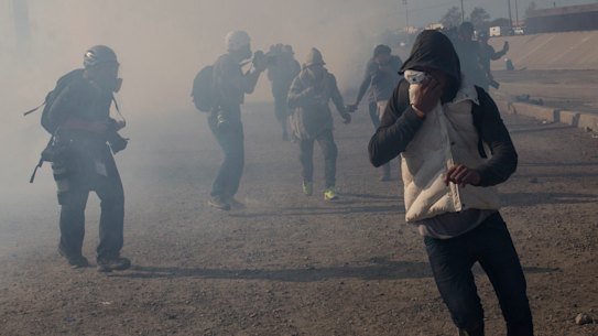 Migrant caravan welcomed by tear gas at US border