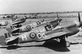 Australian pilots in Kittyhawk planes.