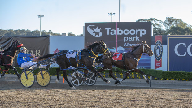 Majordan holds off Our Uncle Sam to take the Len Smith Mile at Menangle on Sunday