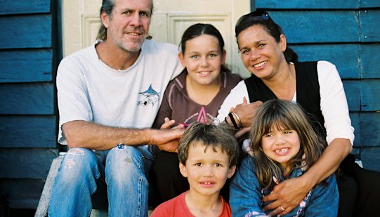 Roberts in 2008 with her husband, Steven, and children Emily, Jack and Sarah.