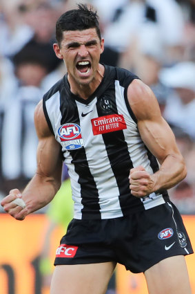 Scott Pendlebury kicks a goal in the third quarter.