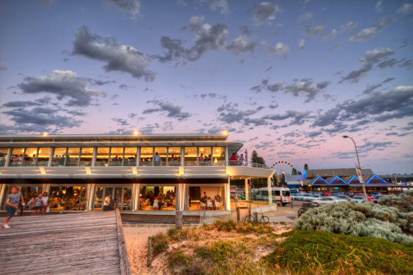 Pubby vibes and sensational seafood in Perth’s coolest beach ’burb.