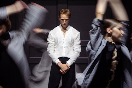 The piece is characterised by sharp, stylised and free-flowing movements in a departure from classical ballet.