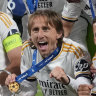 Real Madrid’s players pose with the trophy after winning the Champions League final soccer match between Borussia Dortmund and Real Madrid at Wembley stadium in London, Saturday, June 1, 2024. (AP Photo/Kirsty Wigglesworth)